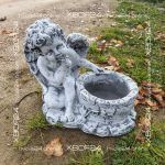 Фигура садовая кашпо Ангел с чашей из бетона
