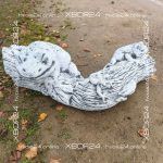 Фигура садовая Лягушки на коряге из бетона